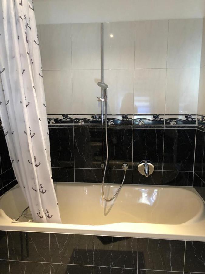 Grenznahe Ferienwohnung Mit 4 Schlafzimmern Grenzach-Wyhlen Exteriör bild